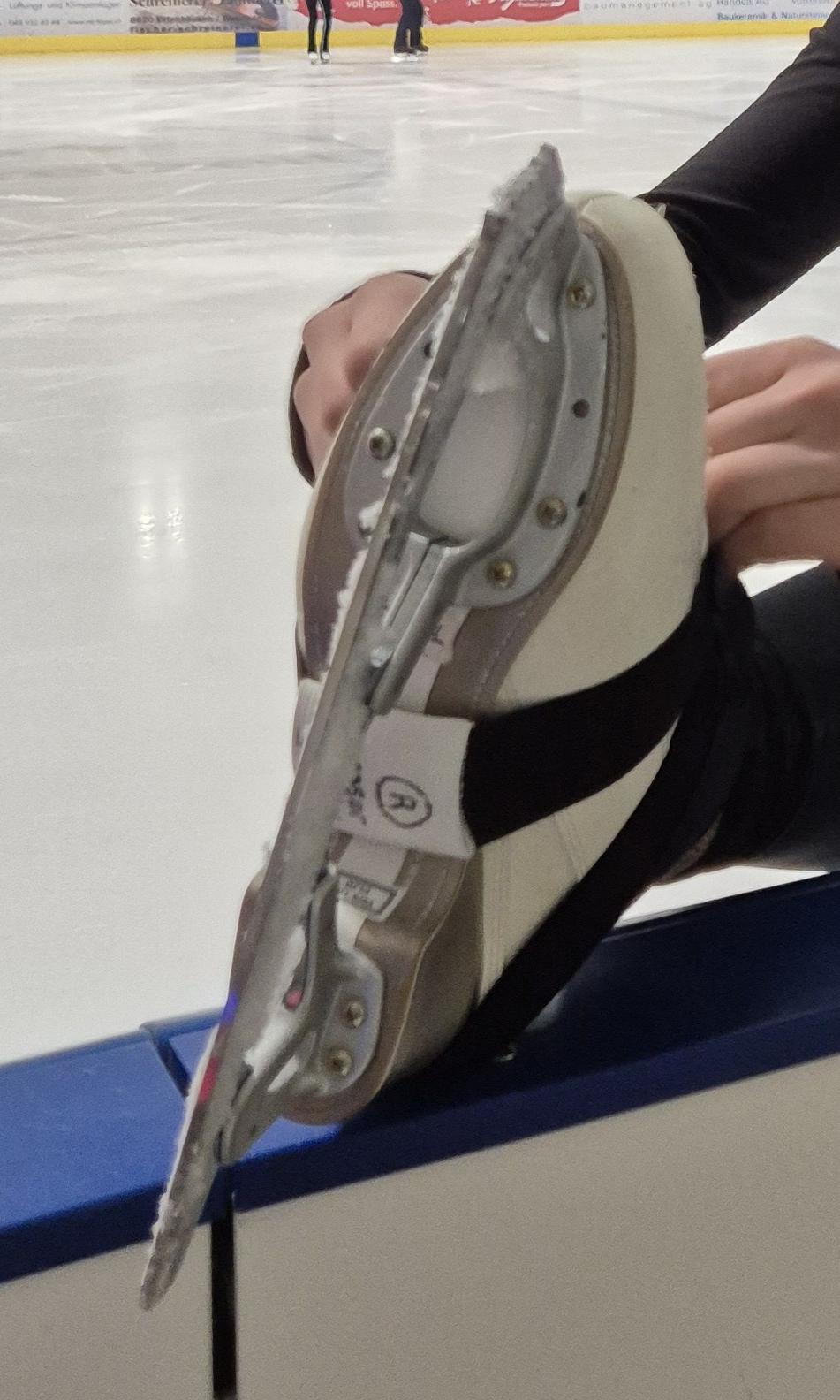 Strap placement on the skate